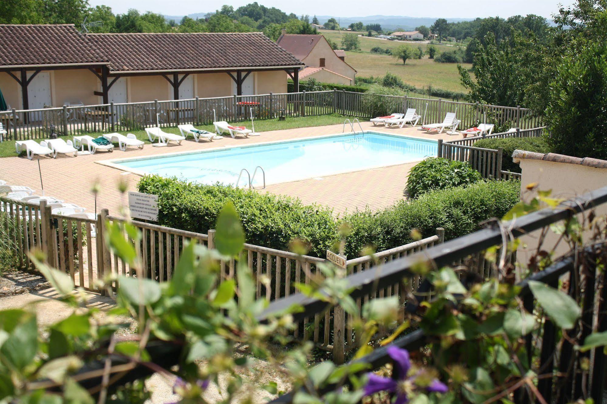 Hôtel Chastrusse Nadaillac-de-Rouge Exterior foto